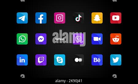 Collezione di popolari Medias sociali e messaggeri Gradient Logos illustrazioni. Set editoriale realistico su sfondo nero. Pulsanti quadrati sfumati colorati con angoli arrotondati. Elemento Web per applicazioni mobili. Illustrazione vettoriale Illustrazione Vettoriale