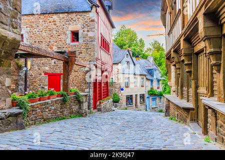 Dinan, Bretagna, Francia. Rue du Jerzual, strada medievale a Dinan. Foto Stock