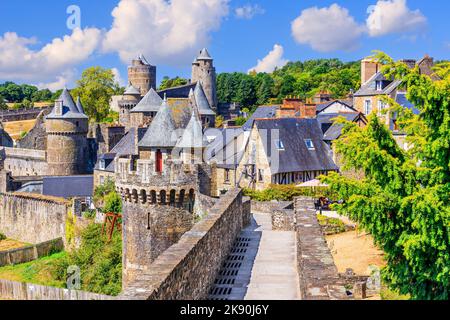 Bretagna, Francia. Fougeres castello nella città medievale di Fougeres. Foto Stock