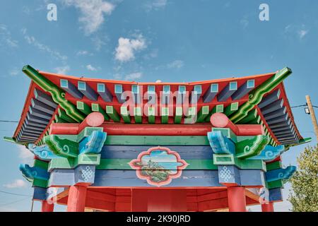 Vecchio tetto in legno di gazebo per tamburo rituale buddista, con decorazioni colorate, Buryatia, Russia Foto Stock