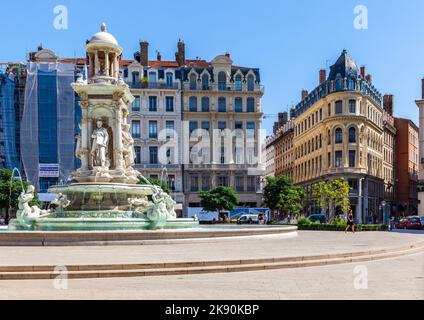 LIONE, FRANCIA - 31 AGOSTO 2016: Fontana a Jacobin's Place a Lione, Francia Foto Stock