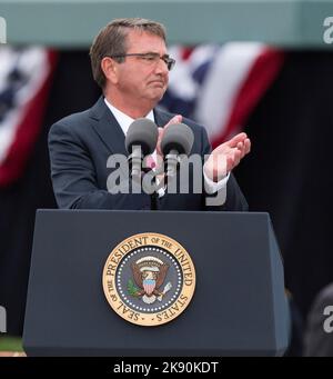 Arlington, Stati Uniti d'America. 25th Set, 2015. Il Segretario della Difesa Ashton carter consegna le sue osservazioni durante la cerimonia di ritiro del Generale Martin Dempsey a Fort Myer, Virginia, 25 settembre 2015. Credit: Chris Kleponis/CNP/Sipa USA Credit: Sipa USA/Alamy Live News Foto Stock