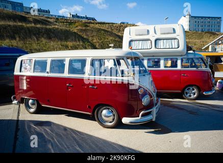 Furgoni camper VW classici in occasione di un festival di surf a Scarborough Foto Stock