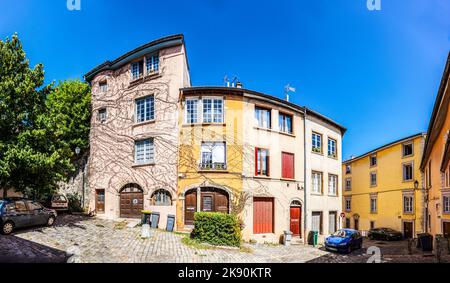 LIONE, FRANCIA - SEP 2, 2016: Vecchie case colorate nella città vecchia collinare di Lione - sono attrazioni turistiche. Foto Stock