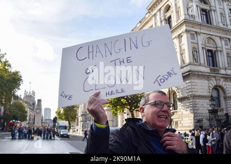 Londra, Regno Unito. 25th ottobre 2022. Un manifestante fa conoscere i suoi sentimenti al di fuori di Downing Street, mentre Rishi Sunak diventa il nuovo primo ministro. Credit: Vuk Valcic/Alamy Live News Foto Stock