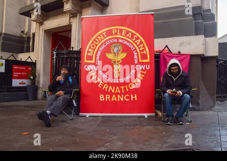 Londra, Regno Unito. 25th ottobre 2022. Picket fuori dal Mount Pleasant Mail Centre mentre i dipendenti della Royal Mail nel Regno Unito continuano i loro scioperi per pagare. Credit: Vuk Valcic/Alamy Live News Foto Stock