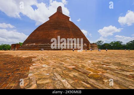 Vista panoramica sulla Jethawanaramaya Dagaba in Anuradhapura, Sri Lanka Foto Stock