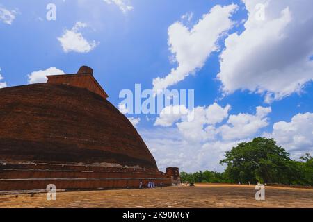 Vista panoramica sulla Jethawanaramaya Dagaba in Anuradhapura, Sri Lanka Foto Stock