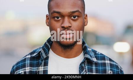 Ritratto all'aperto serio arrabbiato maschio faccia afro americano uomo guardando la macchina fotografica in piedi in città bello sicuro ragazzo guarda stile di vita di strada Foto Stock