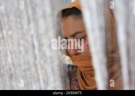 Kabul, Afghanistan. 24th Ott 2022. Una donna lavora in un impianto di tessitura di tappeti a Kabul, Afghanistan, 24 ottobre 2022. Credit: Saifurahman Safi/Xinhua/Alamy Live News Foto Stock