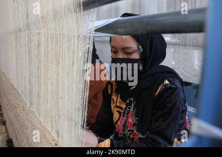 Kabul, Afghanistan. 24th Ott 2022. Le donne lavorano in un impianto di tessitura di tappeti a Kabul, Afghanistan, 24 ottobre 2022. Credit: Saifurahman Safi/Xinhua/Alamy Live News Foto Stock