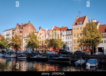 Copenaghen, Danimarca - Settembre 2022: Case storiche sul canale e sul lungomare con tipica architettura danese nel quartiere di Christianshavn Foto Stock