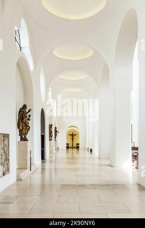 AUGSBURG, GERMANIA - Apr 24, 2015: Il rimodellamento minimalista dell'architetto britannico John Pawson della chiesa di St. Moritz ad Augsburg, Germania, include fette di Foto Stock