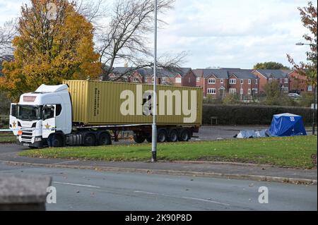 Northgate, Aldridge, ottobre 25th 2022. - La polizia ha eretto diverse tende forensi dove un uomo nei suoi anni '60 è stato colpito e ucciso da un camion che viaggia lungo Northgate in Aldridge, West MID il Martedì mattina intorno alle 10,30am. Due ambulanze e un ufficiale paramedico sono stati inviati al sito della collisione dove hanno trovato un uomo che ha avuto lesioni molto gravi, ma non si poteva fare nulla per salvarlo e lui è stato confermato morto sulla scena. La polizia delle West Midlands ha dichiarato: 'Stiamo facendo appello per ottenere informazioni dopo che un uomo è morto dopo essere stato colpito da un camion ad Aldridge questa mattina (25 ottobre). 'È accaduto vicino al Foto Stock