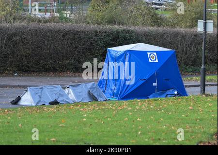 Northgate, Aldridge, ottobre 25th 2022. - La polizia ha eretto diverse tende forensi dove un uomo nei suoi anni '60 è stato colpito e ucciso da un camion che viaggia lungo Northgate in Aldridge, West MID il Martedì mattina intorno alle 10,30am. Due ambulanze e un ufficiale paramedico sono stati inviati al sito della collisione dove hanno trovato un uomo che ha avuto lesioni molto gravi, ma non si poteva fare nulla per salvarlo e lui è stato confermato morto sulla scena. La polizia delle West Midlands ha dichiarato: 'Stiamo facendo appello per ottenere informazioni dopo che un uomo è morto dopo essere stato colpito da un camion ad Aldridge questa mattina (25 ottobre). 'È accaduto vicino al Foto Stock