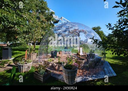 Copenhagen, Danimarca - Settembre 2022: Trasparente Giardino vetro Geodesico cupola Tent serra come igloo nel distretto di Orestad Foto Stock