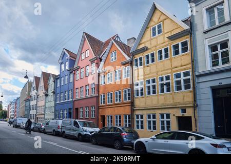 Copenaghen, Danimarca - Settembre 2022: Tipiche case a schiera danesi colorate tradizionali su Landemarket Street nella città vecchia vicino Rosenborg slot Foto Stock