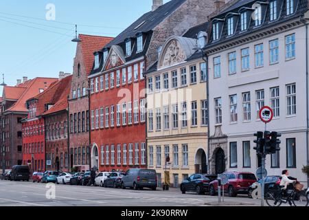 Copenaghen, Danimarca - Settembre 2022: Case tradizionali a schiera danesi colorate nel quartiere Christianshavn Foto Stock