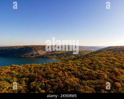 Fotografia aerea del Devil's Lake state Park in una splendida mattinata autunnale. Foto Stock