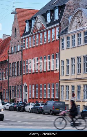 Copenaghen, Danimarca - Settembre 2022: Case tradizionali a schiera danesi colorate nel quartiere Christianshavn Foto Stock