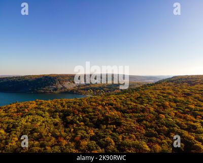 Fotografia aerea del Devil's Lake state Park in una splendida mattinata autunnale. Foto Stock