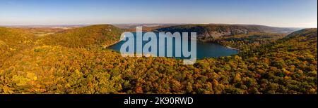 Fotografia aerea del Devil's Lake state Park in una splendida mattinata autunnale. Foto Stock