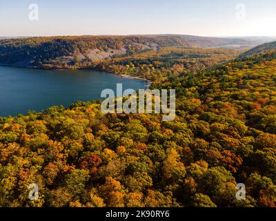 Fotografia aerea del Devil's Lake state Park in una splendida mattinata autunnale. Foto Stock