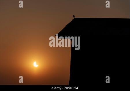 Srinagar, India. 25th Ott 2022. Eclissi solare parziale visibile da Srinagar. Un'eclissi solare parziale visibile su diverse regioni dell'Europa, del Medio Oriente, delle parti nord-orientali dell'Africa, dell'Asia occidentale, dell'Oceano Atlantico settentrionale e dell'Oceano Indiano settentrionale il 25 ottobre. Tranne che per i pochi stati della regione nord-orientale, la maggior parte degli stati in India sarà in grado di assistere alle eclissi solari. (Credit Image: © Idrees Abbas/SOPA Images via ZUMA Press Wire) Foto Stock