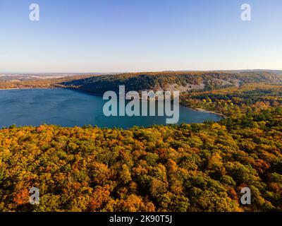 Fotografia aerea del Devil's Lake state Park in una splendida mattinata autunnale. Foto Stock