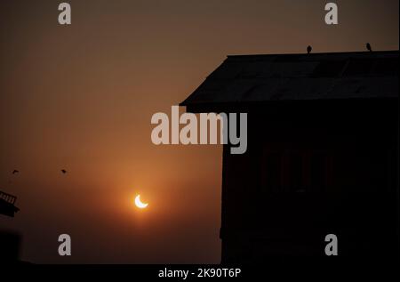 Srinagar, India. 25th Ott 2022. Eclissi solare parziale visibile da Srinagar. Un'eclissi solare parziale visibile su diverse regioni dell'Europa, del Medio Oriente, delle parti nord-orientali dell'Africa, dell'Asia occidentale, dell'Oceano Atlantico settentrionale e dell'Oceano Indiano settentrionale il 25 ottobre. Tranne che per i pochi stati della regione nord-orientale, la maggior parte degli stati in India sarà in grado di assistere alle eclissi solari. (Credit Image: © Idrees Abbas/SOPA Images via ZUMA Press Wire) Foto Stock