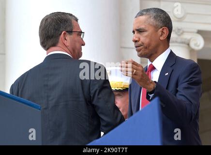 Washington, DC. 30th maggio, 2016. Il presidente degli Stati Uniti Barack Obama (R) si scrolla le mani con il segretario americano alla Difesa Ashton carter dopo le sue osservazioni all'anfiteatro del cimitero nazionale di Arlington, Arlington, Virginia, il Memorial Day, 30 maggio, 2016, vicino a Washington, DC. Obama ha reso omaggio ai membri del servizio militare della nazione che sono caduti. Credito: Mike Theiler/Pool tramite CNP/dpa/Alamy Live News Foto Stock