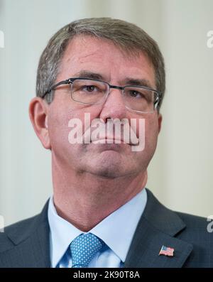 Washington, Stato di Vereinigte. 15th Ott 2015. Il Segretario della Difesa degli Stati Uniti Ashton carter guarda come il Presidente degli Stati Uniti Barack Obama annuncia che manterrà 5.500 truppe americane in Afghanistan quando lascerà il suo ufficio nel 2017 e spiega il suo ragionamento per quell'azione nella Sala Roosevelt della Casa Bianca a Washington, DC il giovedì, Ottobre 15, 2015. Credito: Ron Sachs/Pool tramite CNP/dpa/Alamy Live News Foto Stock