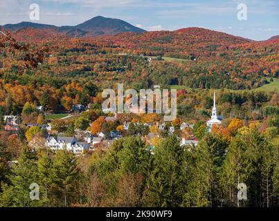 Chiesa bianca a Stowe circondata da colori brillanti autunno Vermont Foto Stock