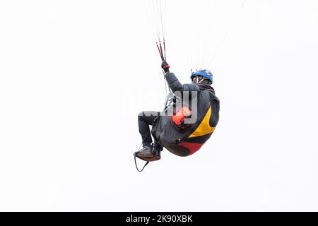 Skydiving sport estremi - paracadutista con paracadute dispiegato. Lo sportivo che vola su un parapendio. Bellissimo parapendio in volo su un dorso leggero Foto Stock