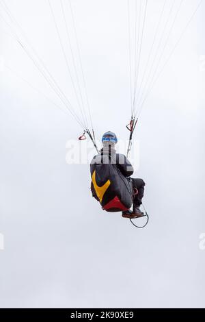 Skydiving sport estremi - paracadutista con paracadute dispiegato. Lo sportivo che vola su un parapendio. Bellissimo parapendio in volo su un dorso leggero Foto Stock