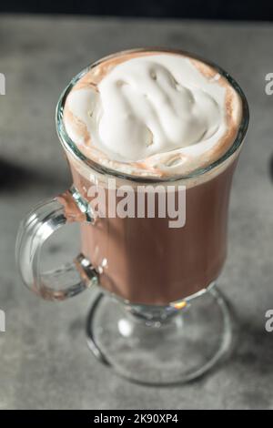 Caldo Ski Lift cocktail caldo al cioccolato con panna montata Foto Stock