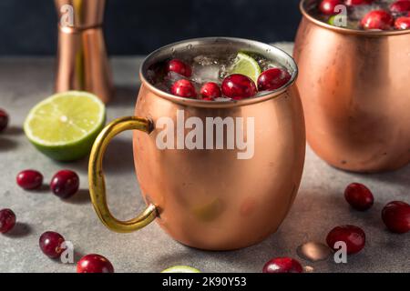 Boozy Cranberry Mosca Mule con Vodka e Lime Foto Stock