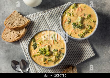 Zuppa di Broccoli Cheddar sana fatta in casa con pane Foto Stock