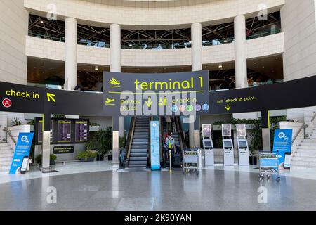 Passeggeri che camminano all'interno dell'aeroporto internazionale Foto Stock