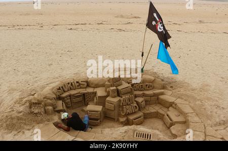 Sand scultore di lavoro creazione di cassettiere sulla spiaggia Playa de San Lorenzo Gijon Asturias Spagna Foto Stock