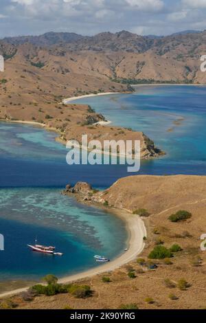 Vista panoramica colorata dello stretto tra l'isola di Gili Lawa Darat e l'isola di Komodo sullo sfondo, Flores, East Nusa Tenggara, Indonesia Foto Stock