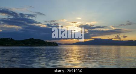 Splendida vista panoramica sul mare al tramonto nel Parco Nazionale di Komodo, l'isola di Flores, Nusa Tenggara Est, Indonesia Foto Stock