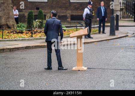 Londra Regno Unito. 25 ottobre 2022 . Rishi Sunak con il leggio dopo aver dato la sua dichiarazione di apertura come nuovo primo ministro britannico al di fuori del numero 10 Downing Street. Credit: amer Ghazzal/Alamy Live News Foto Stock