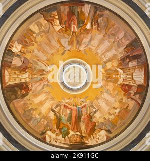 IVREA, ITALIA - 15 LUGLIO 2022: La cupola della chiesa Santuario Monte Stella con l'Assunzione della Vergine Maria affresco di dalle Ceste Foto Stock