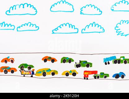 Un sacco di auto colorate che guidano su una strada e alcune nuvole blu nel cielo. Un disegno a mano di bambino che è stato fatto usando le penne del feltro. Foto Stock