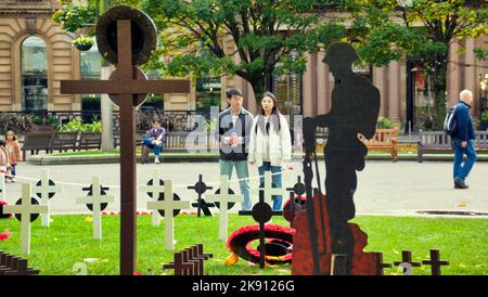 Glasgow, Scozia, Regno Unito 25th ottobre 2022. Annuale Giardino della memoria per giorno papavero in piazza George nel cuore del centro della città dove il cenotafio e le camere del consiglio sono.. Credit Gerard Ferry/Alamy Live News Foto Stock