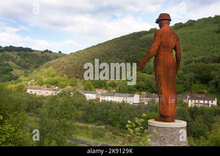 Monumento commemorativo delle miniere di Six Bells che si affaccia sul villaggio minerario di Abertillery, Ebbw vale, Blaenau Gwent, Galles del Sud, commemorando il disastro minerario del 1960 Foto Stock