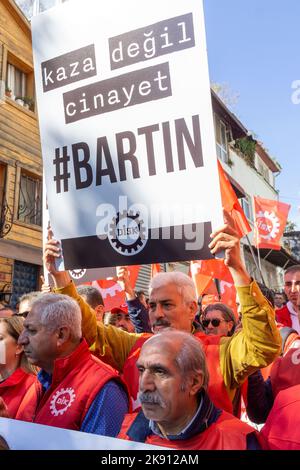 25 ottobre 2022: La Confederazione dei sindacati rivoluzionari (DISCO) ha protestato contro il disastro minerario di Amasra, che ha causato la morte di 41 lavoratori, a Istanbul, Turkiye il 25 ottobre 2022. Secondo i dati dell'International Labor Organization, la Turchia ha uno dei più alti tassi di mortalità nell'industria mineraria. (Credit Image: © Tolga Ildun/ZUMA Press Wire) Foto Stock