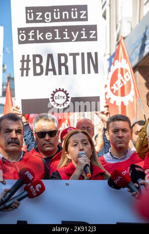 25 ottobre 2022: La Confederazione dei sindacati rivoluzionari (DISCO) ha protestato contro il disastro minerario di Amasra, che ha causato la morte di 41 lavoratori, a Istanbul, Turkiye il 25 ottobre 2022. Secondo i dati dell'International Labor Organization, la Turchia ha uno dei più alti tassi di mortalità nell'industria mineraria. (Credit Image: © Tolga Ildun/ZUMA Press Wire) Foto Stock