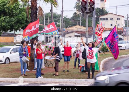 Goiânia, Goias, Brasile – 21 ottobre 2022: Molte persone in azione per strada con le bandiere rosse di Lula. Foto Stock